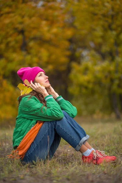 Sonbahar Parkında Kaygısız Genç Bir Kadın Sıcak Havanın Tadını Çıkarıyor — Stok fotoğraf