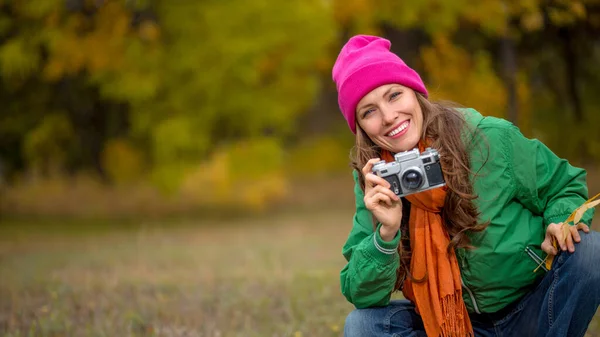 Schöne Frau Heller Kleidung Fotografieren Herbst Park Über Gelben Baumhintergrund — Stockfoto