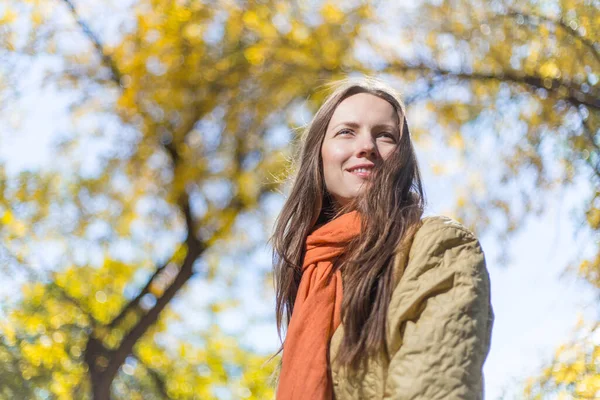 Junge Frau Herbstpark Trägt Warme Kleidung Über Goldenem Herbsthintergrund — Stockfoto