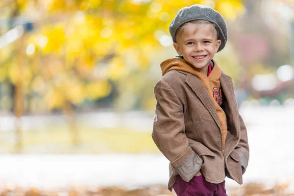 Симпатичный Маленький Мальчик Осеннем Наряде Жёлтом Фоне — стоковое фото