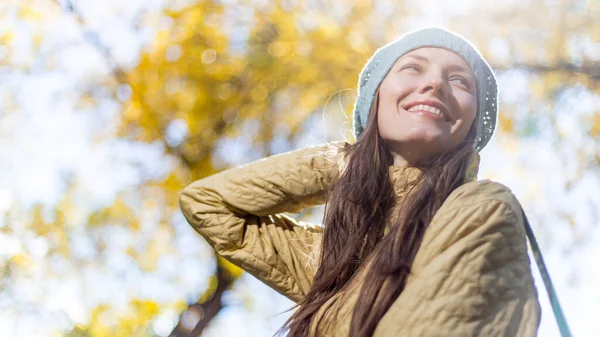 Jonge Vrouw Herfst Park Dragen Warme Kleren Gouden Herfst Achtergrond — Stockfoto