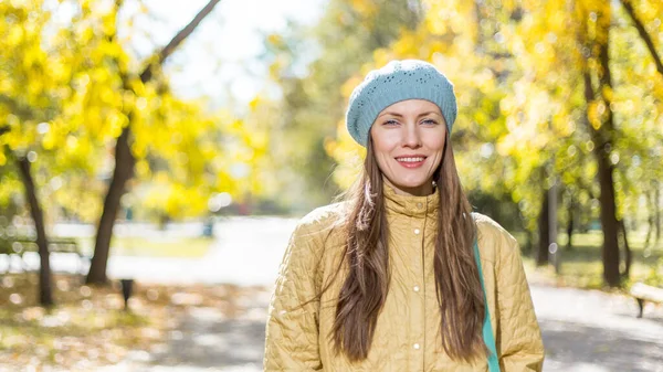 Ung Kvinna Höstparken Bär Varma Kläder Över Gyllene Höst Bakgrund — Stockfoto