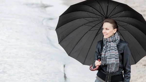 Şemsiyeli Kadın Kışın Sonbaharda Deniz Kenarında Yürüyor — Stok fotoğraf