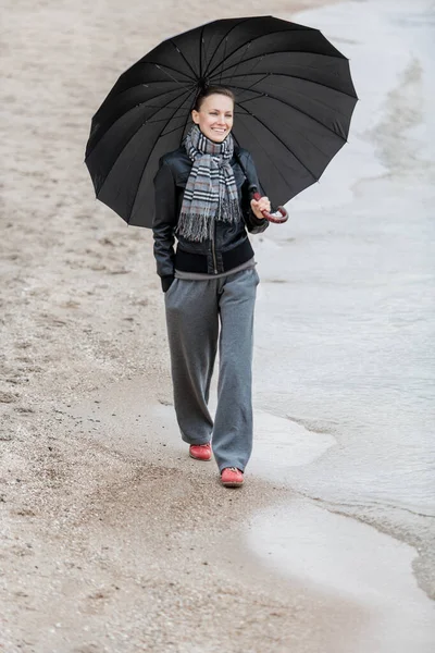 Mujer Con Paraguas Invierno Otoño Caminando Cerca Del Mar — Foto de Stock