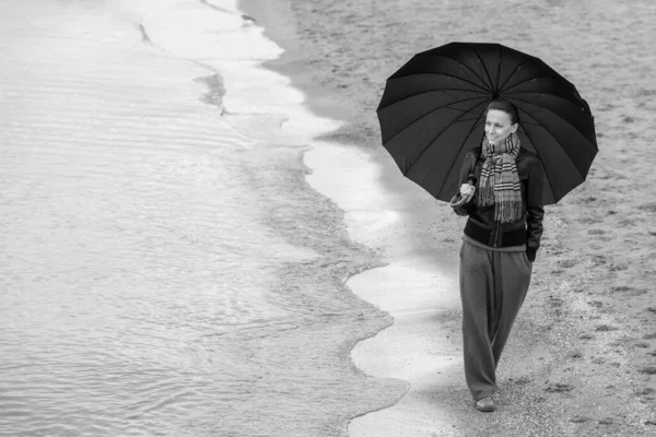 Vrouw Met Paraplu Winter Herfst Wandelen Buurt Van Zee — Stockfoto