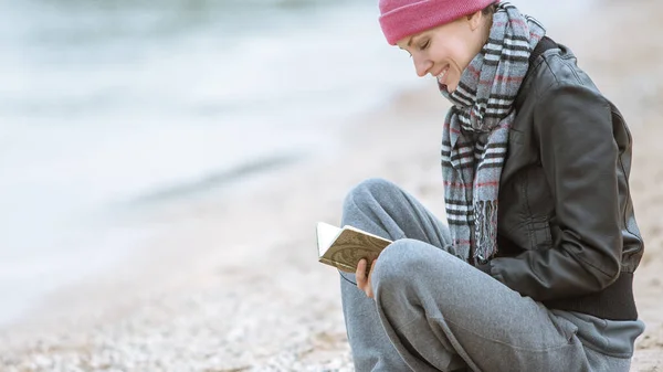 Junge Frau Liest Buch Meer — Stockfoto