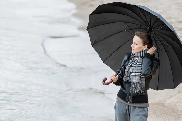 Mulher Com Guarda Chuva Inverno Outono Andando Perto Mar — Fotografia de Stock