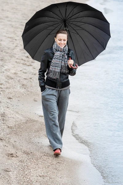 Mujer Con Paraguas Invierno Otoño Caminando Cerca Del Mar — Foto de Stock