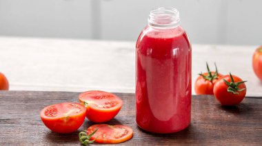 Beyaz mutfakta domates ve yeşil domates yapraklı domates suyu. Ev yapımı domatesler 