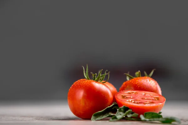 Tomaten Auf Weißer Küche Und Tomatensaft Mit Grünen Tomatenblättern Selbst — Stockfoto