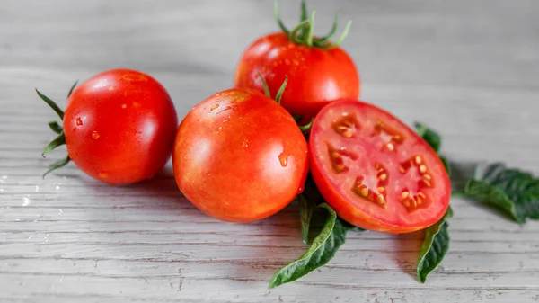 Tomaten Auf Weißer Küche Und Tomatensaft Mit Grünen Tomatenblättern Selbst — Stockfoto