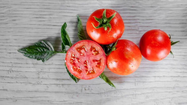 Tomaten Auf Weißer Küche Und Tomatensaft Mit Grünen Tomatenblättern Selbst — Stockfoto