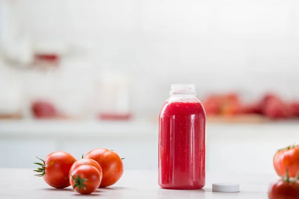 Tomaten Auf Weißer Küche Und Tomatensaft Mit Grünen Tomatenblättern Selbst — Stockfoto