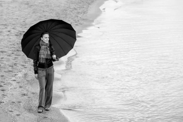 Donna Con Ombrellone Inverno Autunno Piedi Vicino Mare — Foto Stock