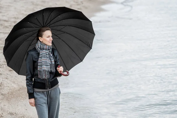 Γυναίκα Ομπρέλα Χειμώνα Φθινόπωρο Περπατώντας Κοντά Στη Θάλασσα — Φωτογραφία Αρχείου