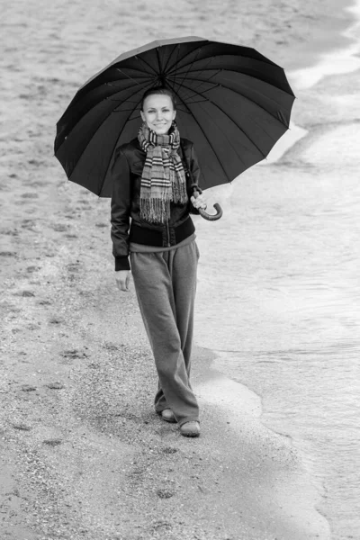 겨울이나 가을에 우산을 가지고 바다를 — 스톡 사진