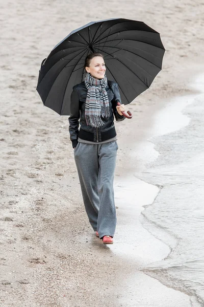 Esernyővel Télen Vagy Ősszel Séta Tenger Közelében — Stock Fotó