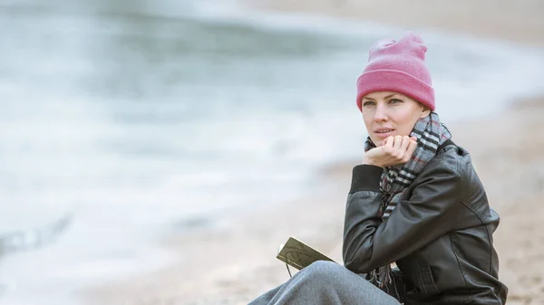 Jeune Femme Lecture Livre Près Mer — Photo