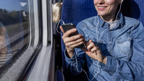 Schönes Mädchen Das Mit Dem Zug Reist Und Das Telefonieren — Stockfoto