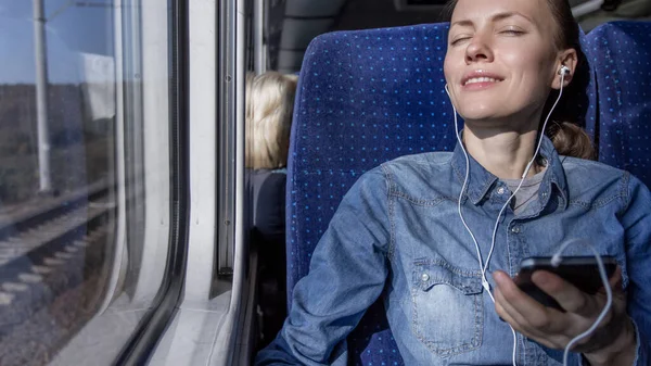Красивая Девушка Путешествующая Поезде Пользующаяся Телефоном Выброшенным Окна — стоковое фото