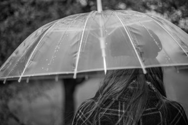 Sonbahar şehrinde güzel bir kadın