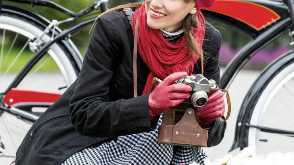 路上でレトロなカメラと都市自転車を持つ若い女性 — ストック写真