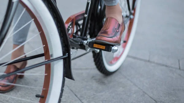 Mladá Žena Bicyklem Ulici Červenými Rukavicemi Kloboukem Šátkem — Stock fotografie