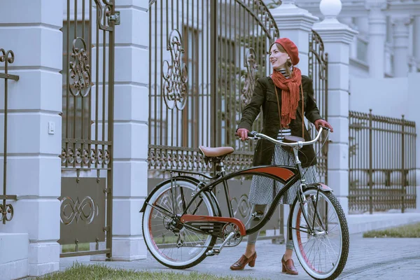 Mladá Žena Bicyklem Ulici Červenými Rukavicemi Kloboukem Šátkem — Stock fotografie