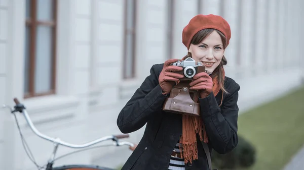 Junge Frau Mit Retro Kamera Und Stadtrad Auf Der Straße — Stockfoto
