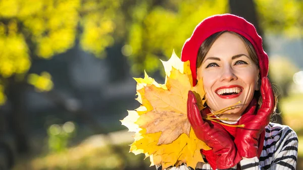 Sonbahar Parkında Sonbahar Kadını Sıcak Güneşli Hava Sonbahar Kavramı — Stok fotoğraf