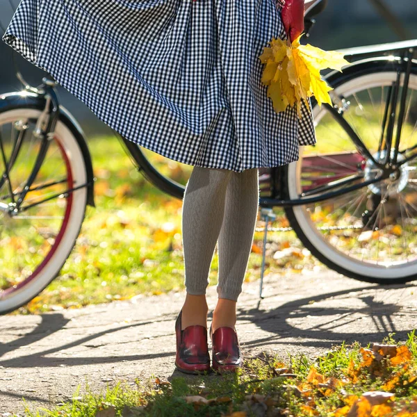 Mulheres Bicicleta Retro Saia Rua Menina Bicicleta Desfrutar Outono Ensolarado — Fotografia de Stock