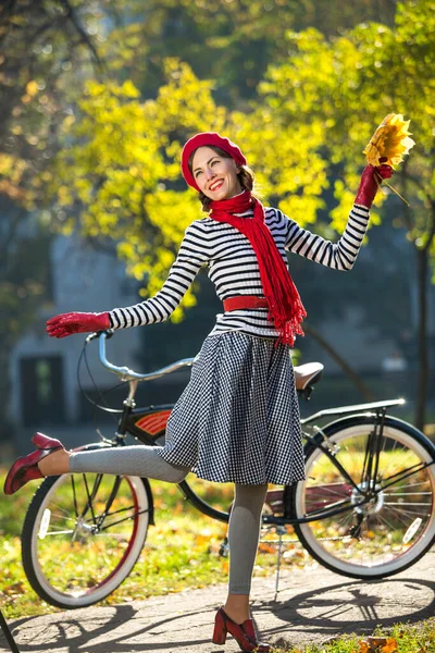 Mulheres Bicicleta Retro Saia Rua Menina Bicicleta Desfrutar Outono Ensolarado — Fotografia de Stock