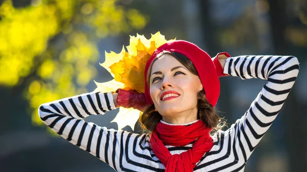 秋の公園の秋の女性 暖かい晴天 秋のコンセプト — ストック写真