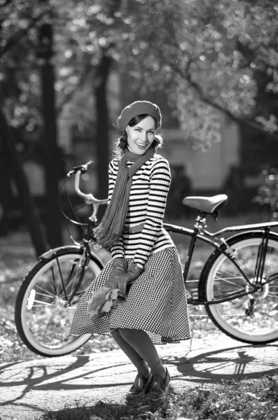 Women Bike Retro Skirt Street Girl Bike Enjoy Sunny Autumn — Stock Photo, Image