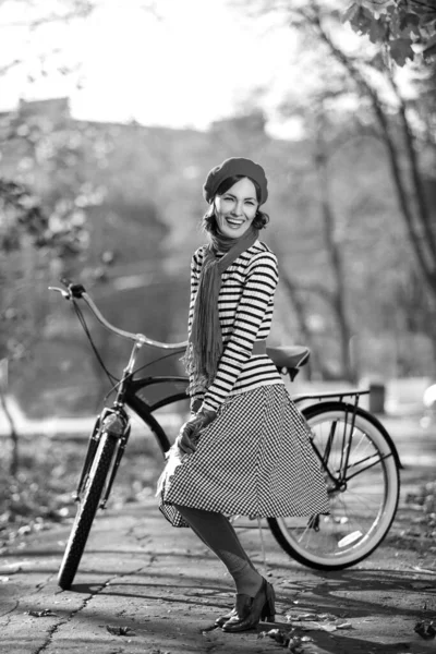 Mulheres Bicicleta Retro Saia Rua Menina Bicicleta Desfrutar Outono Ensolarado — Fotografia de Stock