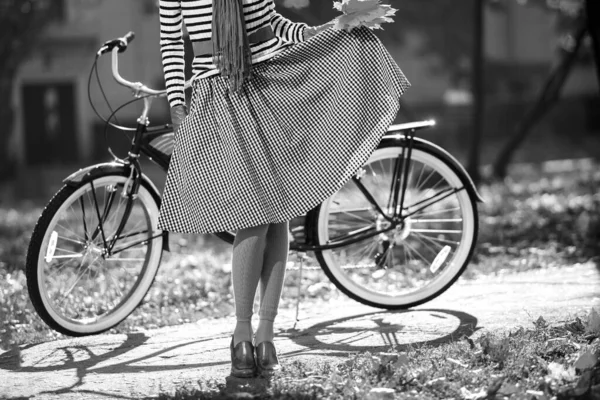 Mulheres Bicicleta Retro Saia Rua Menina Bicicleta Desfrutar Outono Ensolarado — Fotografia de Stock