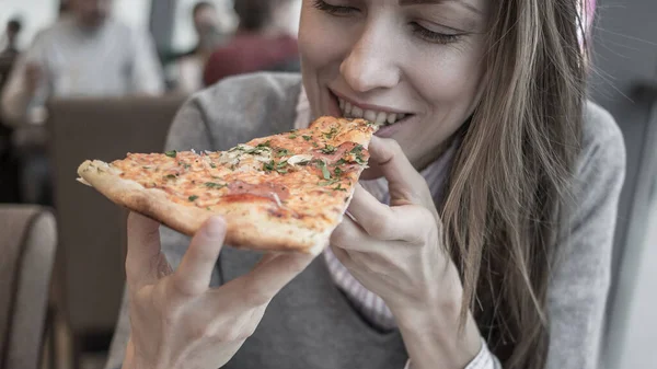 Beautiful Woman Eating Pizza Cafe — Stock Photo, Image