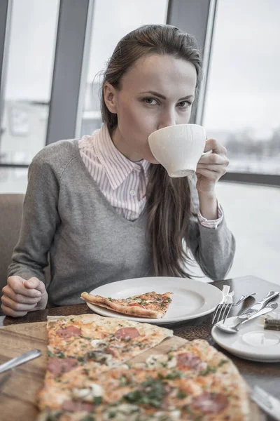 Mooie Vrouw Die Pizza Eet Een Café — Stockfoto