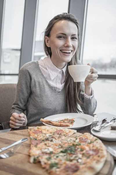 Güzel Bir Kadın Bir Kafede Pizza Yiyor — Stok fotoğraf