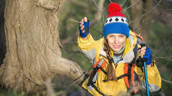 Junge Reisende Mit Rucksack Reisen Wald Felsige Orte Mit Einem — Stockfoto