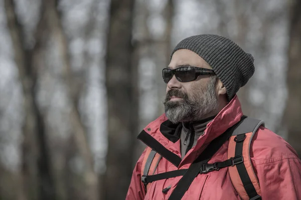 Homem Com Mochila Viajando Sozinho Floresta — Fotografia de Stock