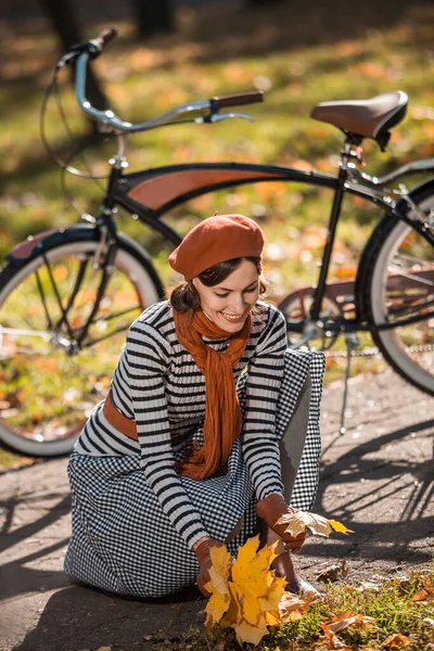 Осенняя Женщина Велосипеде Городском Парке Красивых Осенних Пейзажах — стоковое фото