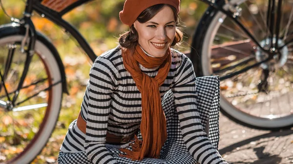Bisikletli Sonbahar Kadını Güzel Sonbahar Manzarasında Şehir Parkında — Stok fotoğraf