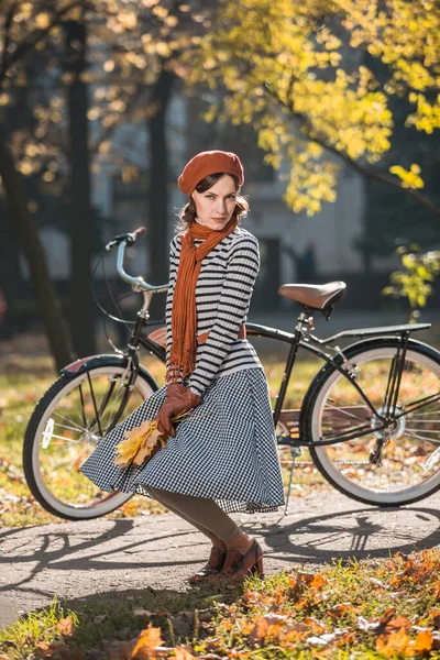 Podzimní Žena Kole Městském Parku Krásné Podzimní Scenérie — Stock fotografie