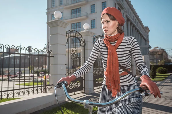 Kobieta Rowerze Retro Spódnica Ulica Dziewczyna Rowerze Cieszyć Się Słoneczną — Zdjęcie stockowe