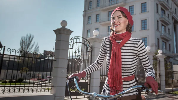 Mujer Bicicleta Retro Falda Calle Chica Bicicleta Disfrutar Día Soleado — Foto de Stock