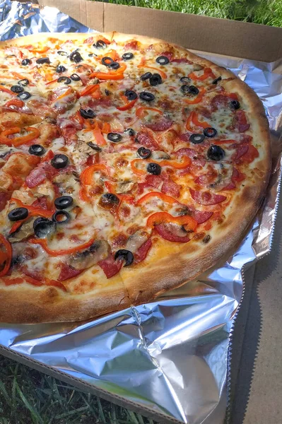 Jíst Pizzu Salámem Sýrem Venku Městském Parku — Stock fotografie