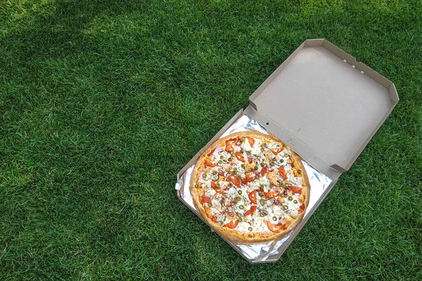 Pizza Eten Met Salami Kaas Het Stadspark — Stockfoto