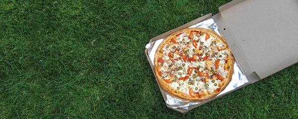 Pizza Eten Met Salami Kaas Het Stadspark — Stockfoto