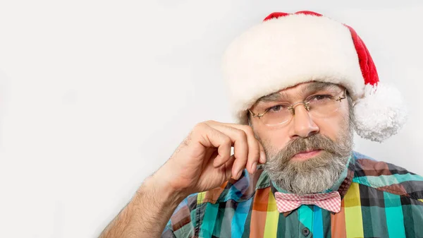 Moderne Kerstman Met Een Kerstcadeau Geïsoleerd Wit — Stockfoto